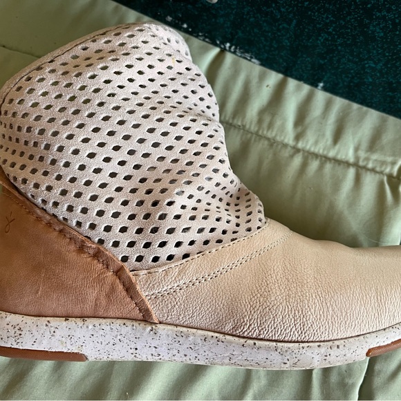 EMU Numeralla Perforated Ankle Booties - Picture 10 of 16